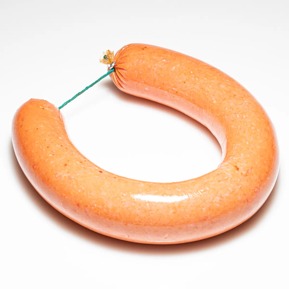 Feine Mettwurst ganzer Ring auf weißem Hintergrund.