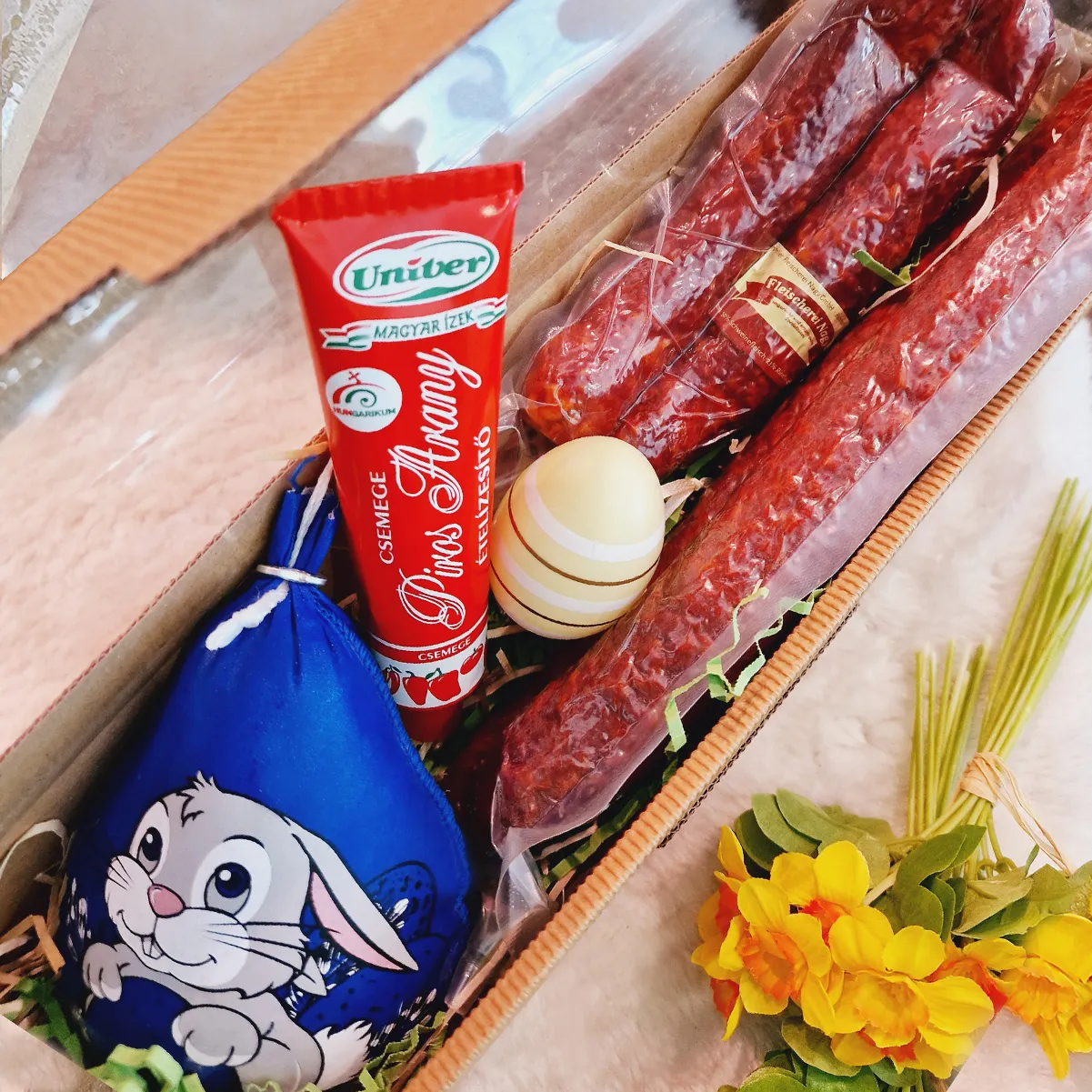 Wurstpräsentbox für Ostern mit milder Wurst und Gulaschcreme.