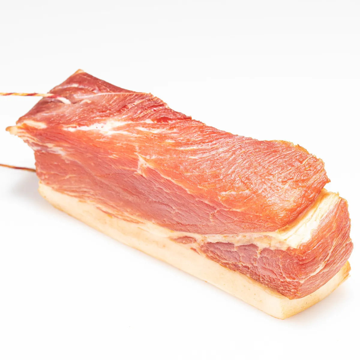 Jetzt geräucherten Schinkenspeck als idealen Zusatz in der Küche kaufen  - purer Genuss!  Geräucherter Schinkenspeck auf weißem Hintergrund.