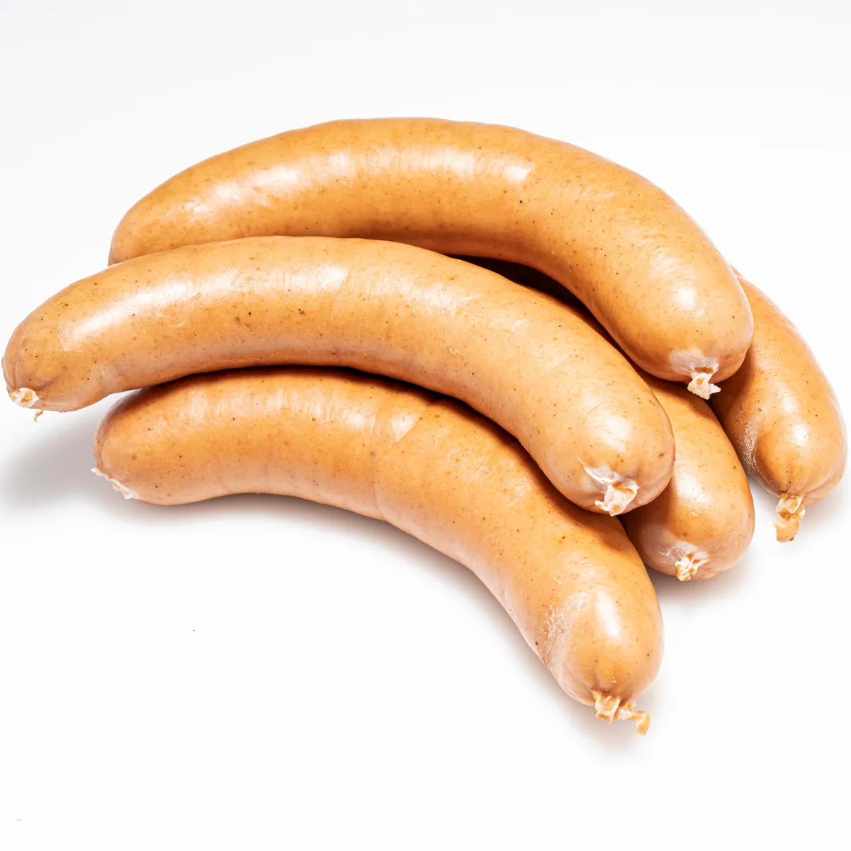 Knackige Bockwurst fein geräuchert ist der ideale Snack! 5 Stück Bockwürste gestapelt auf weißem Hintergrund.