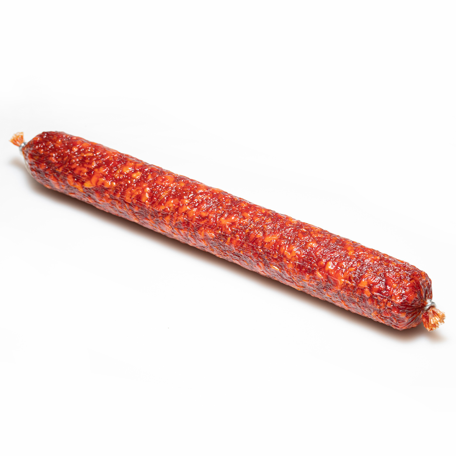 Kolbaszsalami im Ganzen vor weißem Hintergrund.
