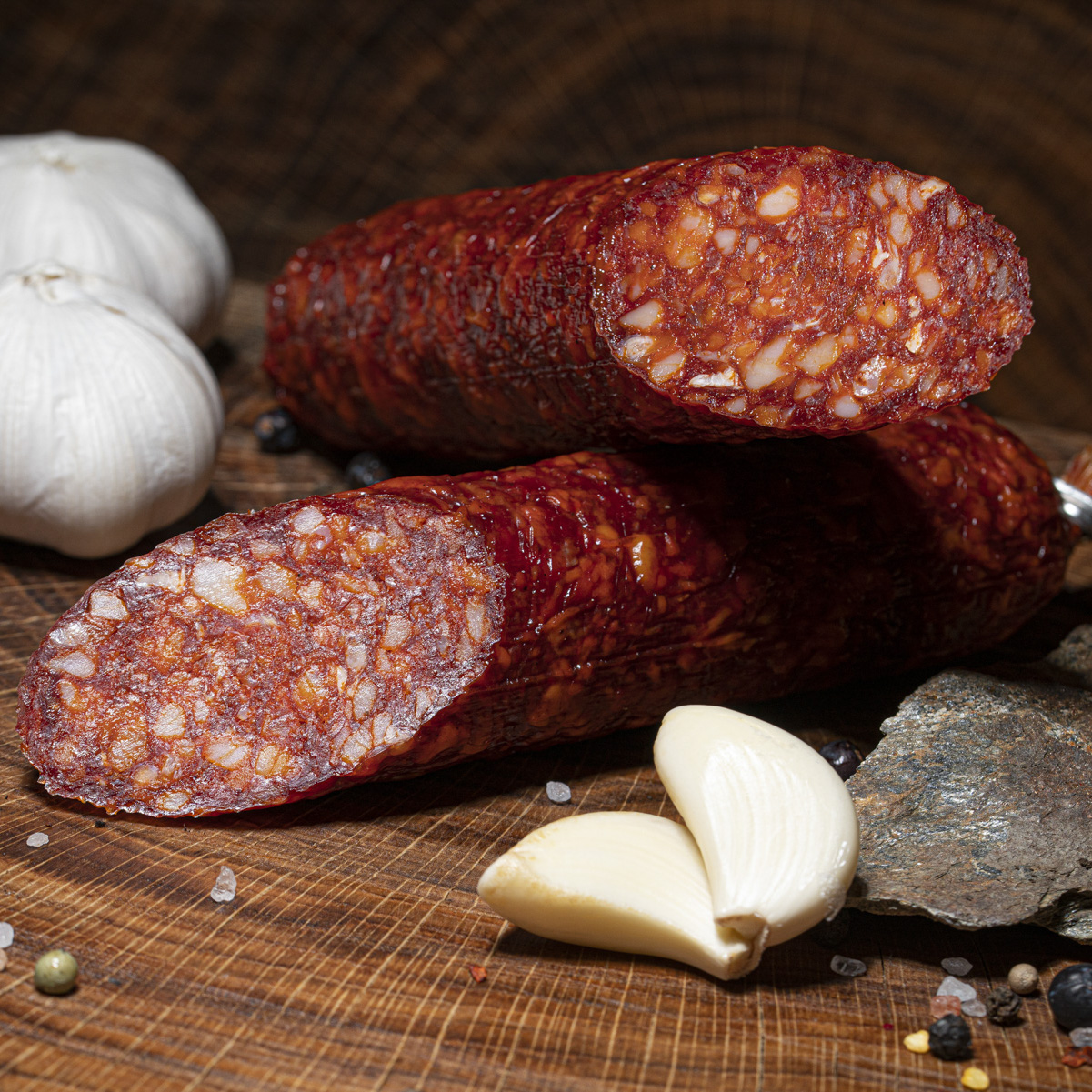 Kolbaszsalami aufgeschnitten auf Tischplatte.