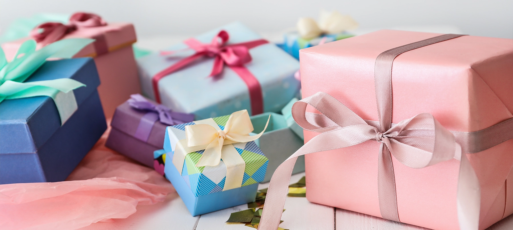 verpackte Geschenke in verschiedenen Größen und Farben