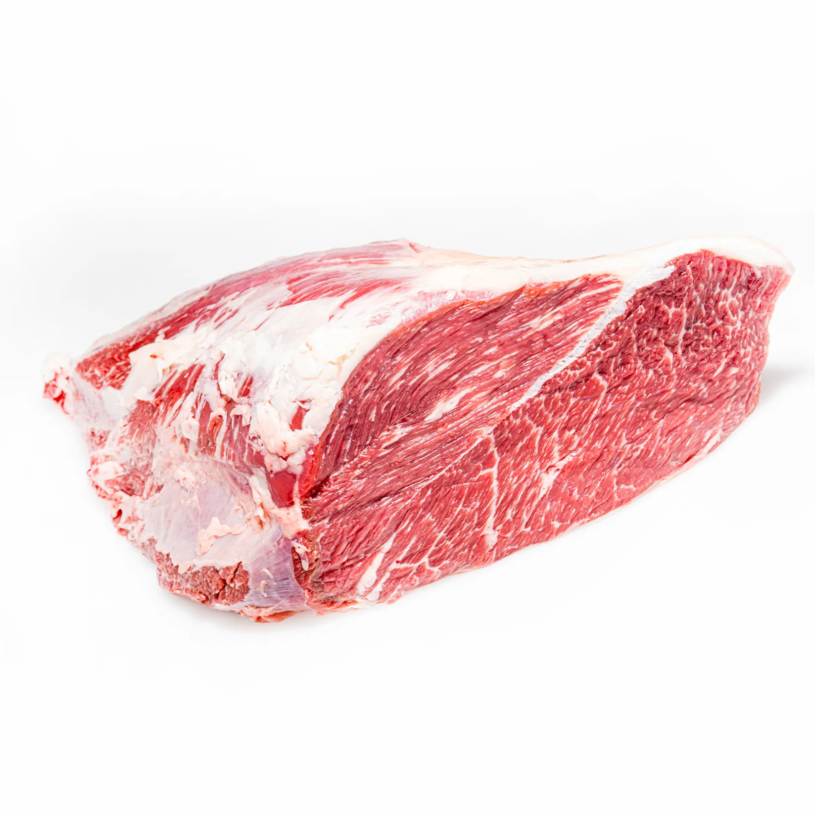 Rinderbraten Mittelbug vom Angus-Rind im Anschnitt auf weißem Hintergrund.