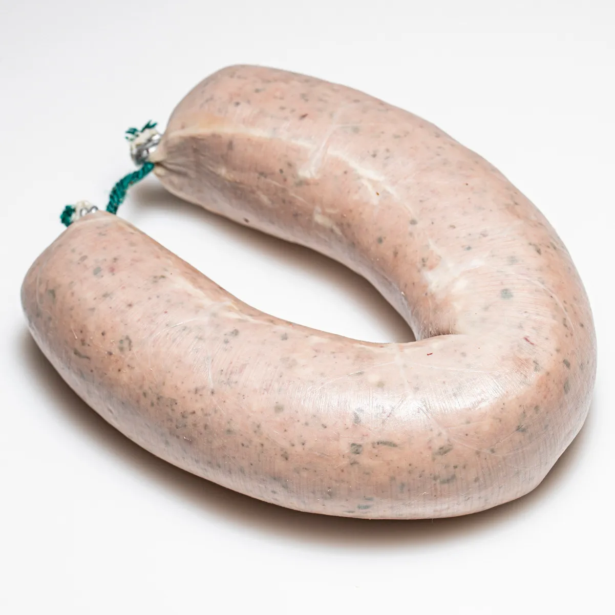 Hausmacher Leberwurst ungeräuchert ganzer Ring auf weißem Hintergrund.