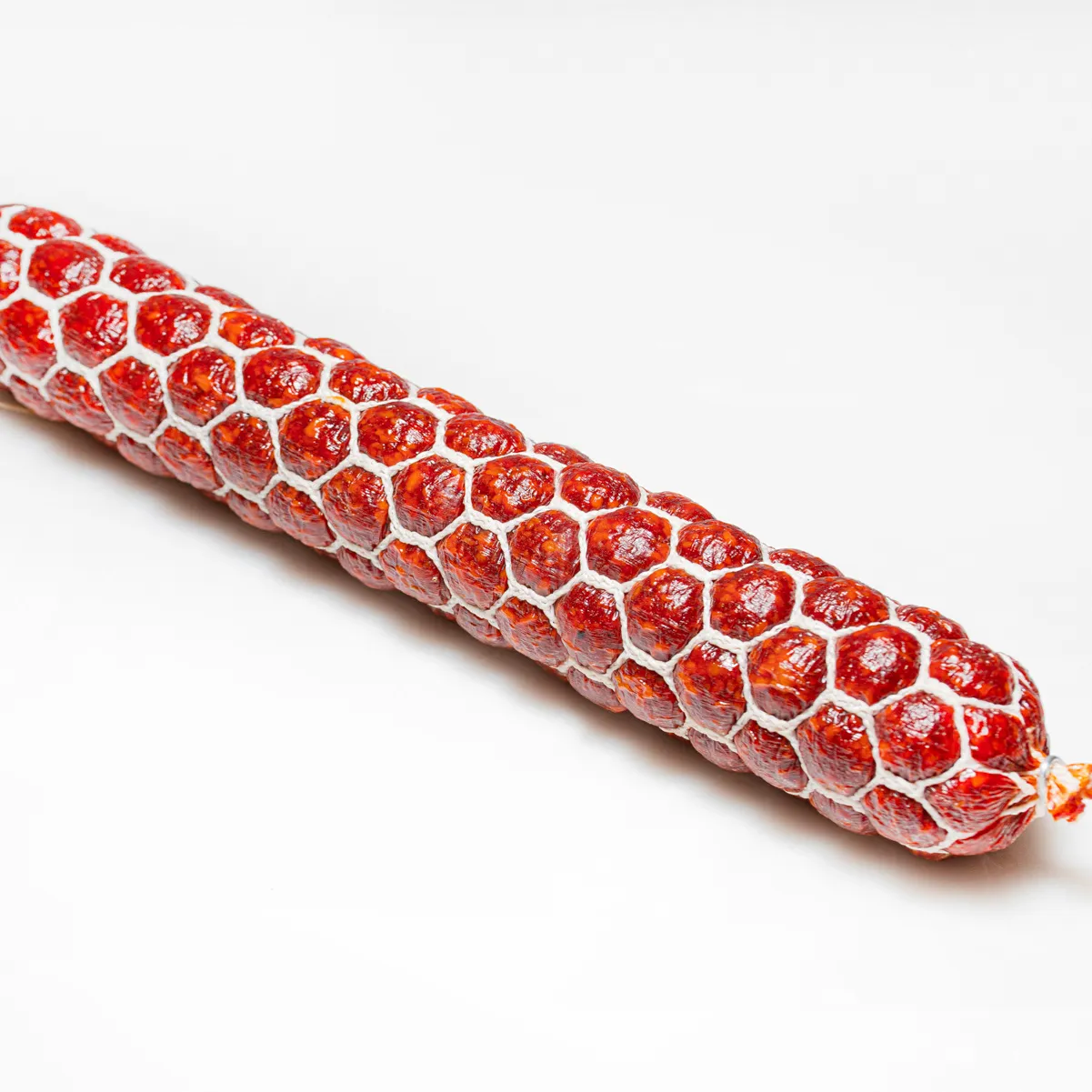 Teufelssalami in groß und im Ganzen vor weißem Hintergrund.