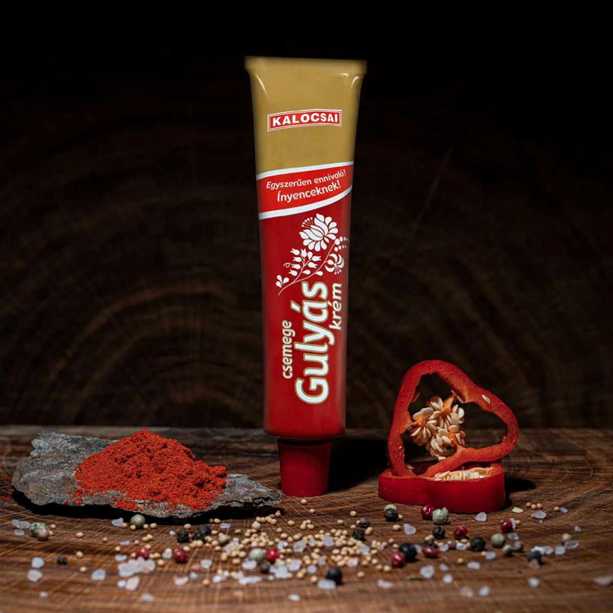 Kalocsai ungarische Gulaschcreme mild jetzt kaufen. Kalocsai ungarische Gulaschcreme mild Tube auf Holzbrett.