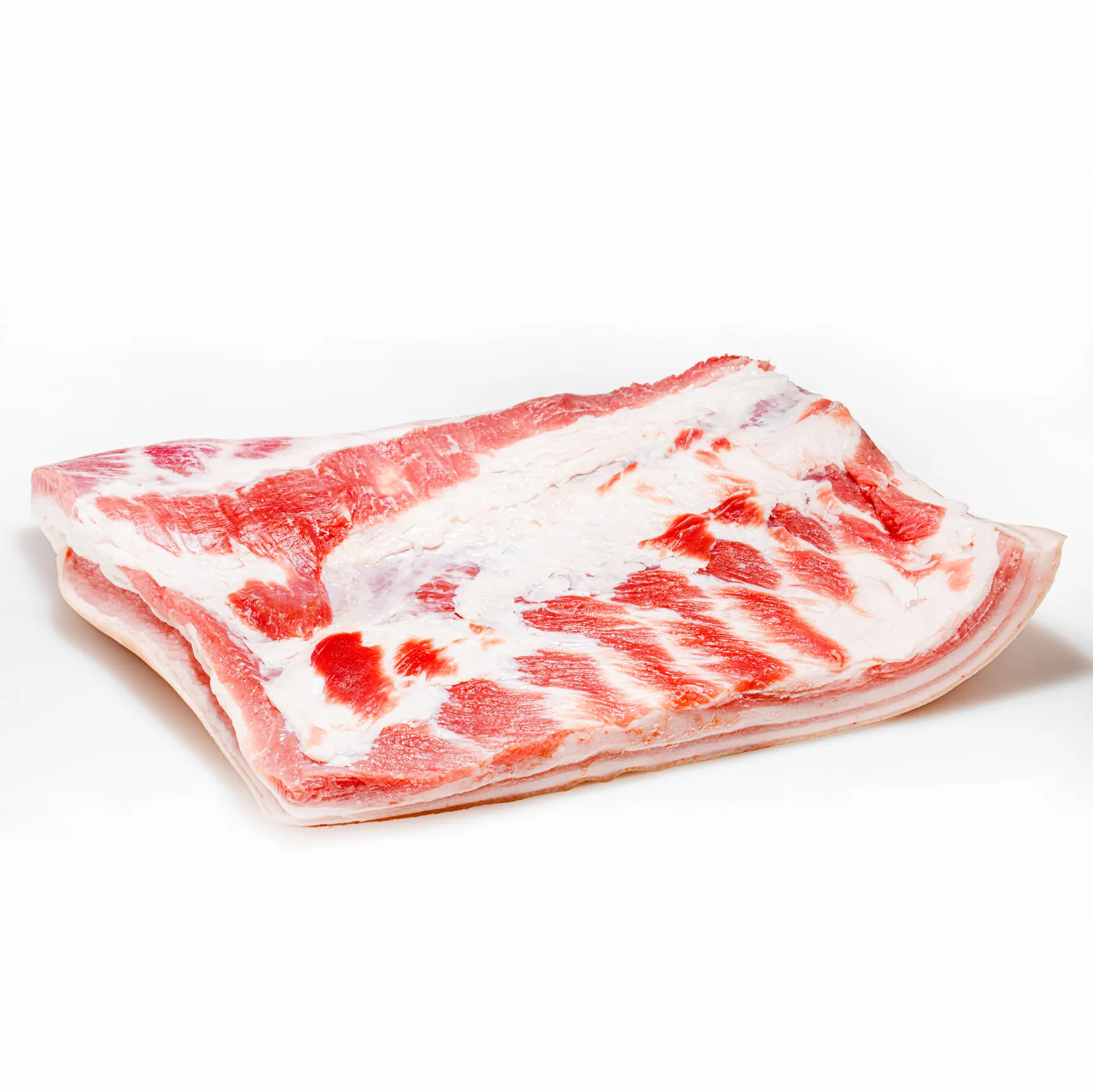 Eine ganze Seite Schweinebauch ohne Knochen auf weißem Hintergrund.