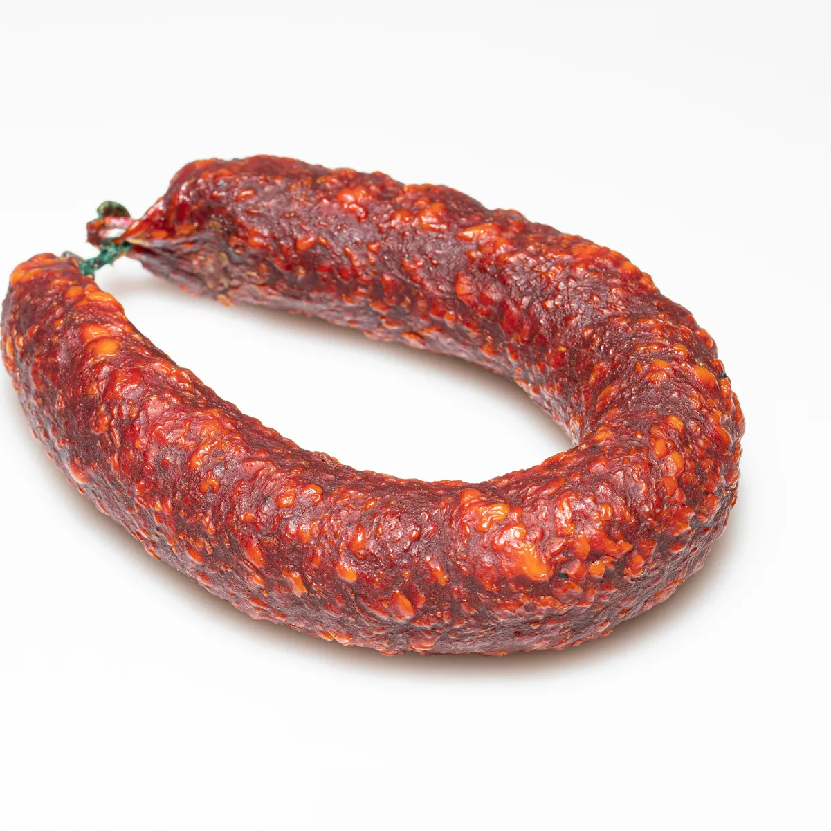 Extra scharfe Höllenwurst auf weißem Hintergrund.