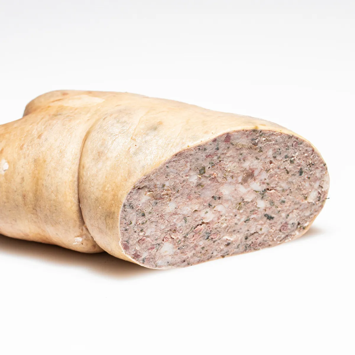 Zwiebelleberwurst aufgeschnitten auf weißem Hintergrund.