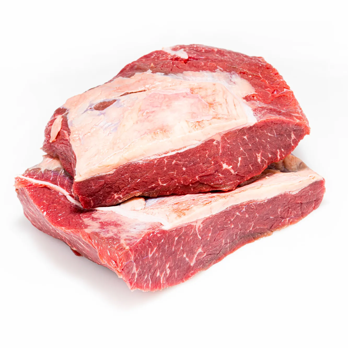 Angus Rumpsteak, zwei breite Stücke übereinander getürmt auf weißem Hintergrund.