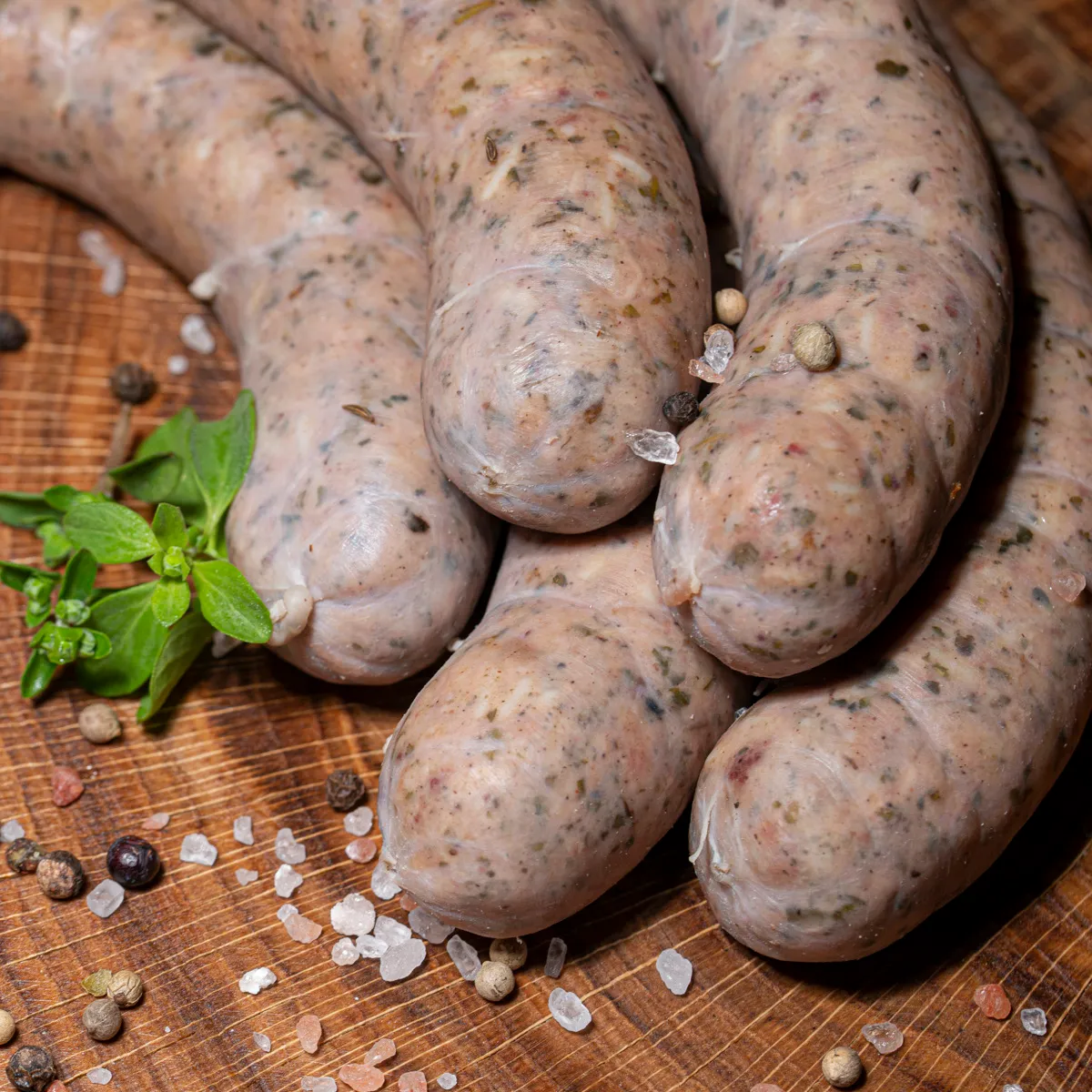 Leckere Hurka Reiswurst Leberwurst fünf Stück auf Holzbrett.