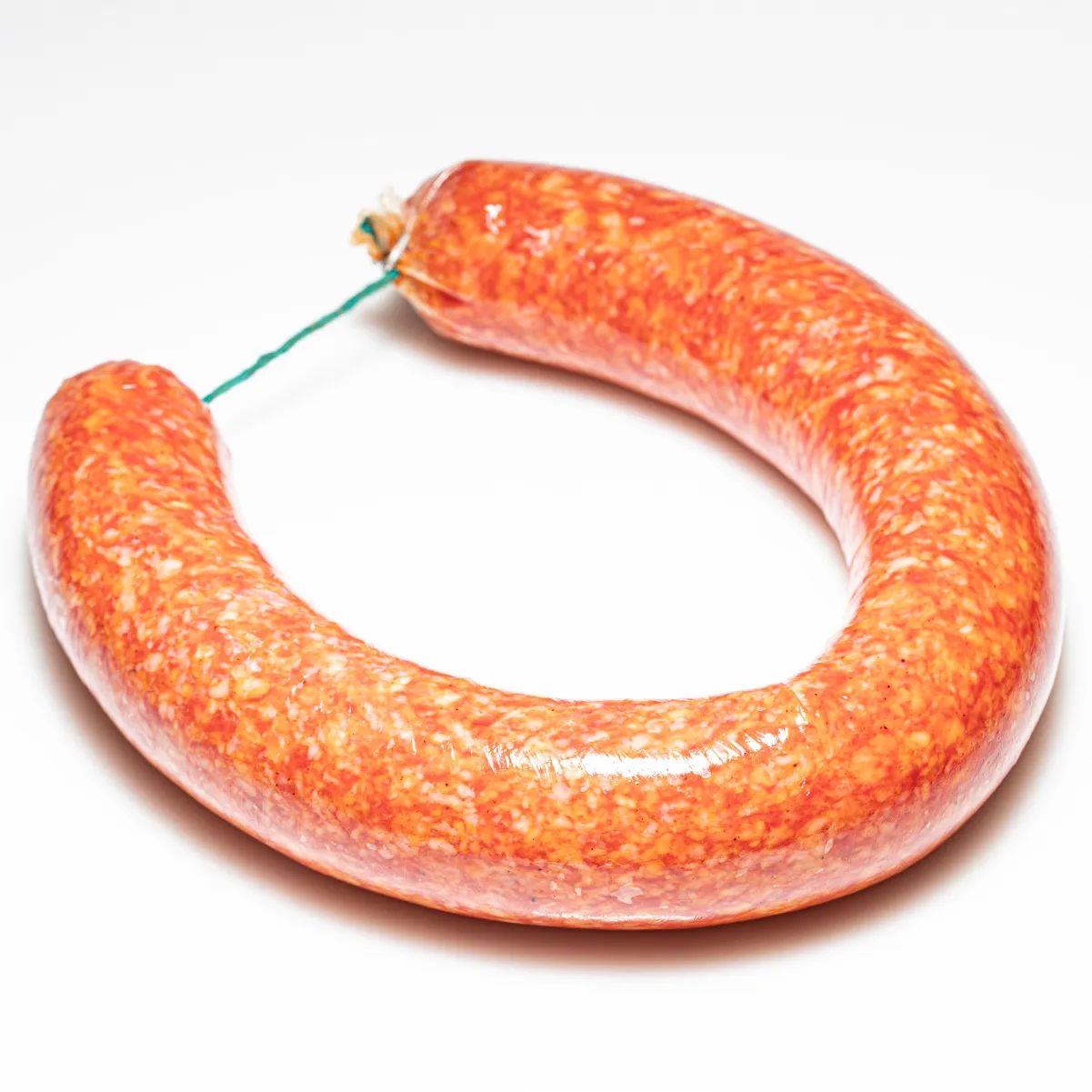 Unsere leckere grobe Mettwurst jetzt bestellen! Grobe Mettwurst ganzer Ring auf weißem Hintergrund.