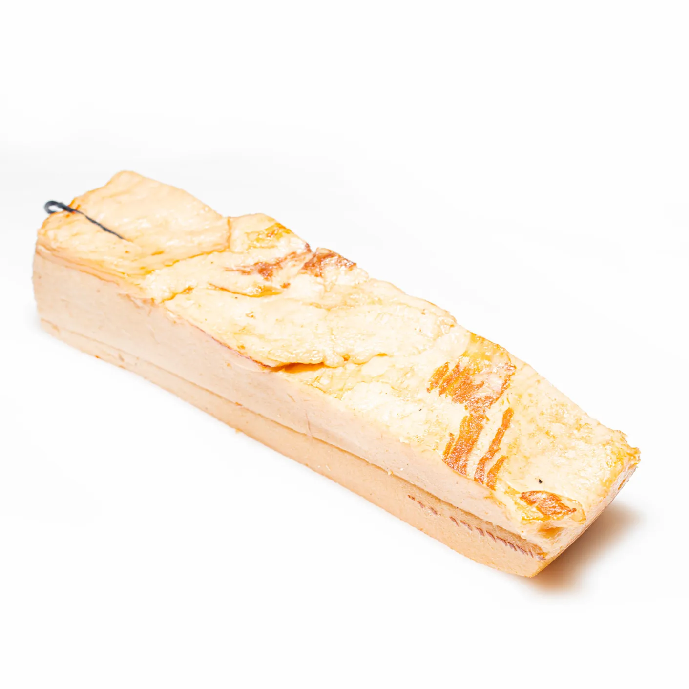 Geräucherter Mangalitza Wollschwein Speck jetzt bestellen. Geräucherter Mangalitza Wollschwein Speck auf weißem Hintergrund.