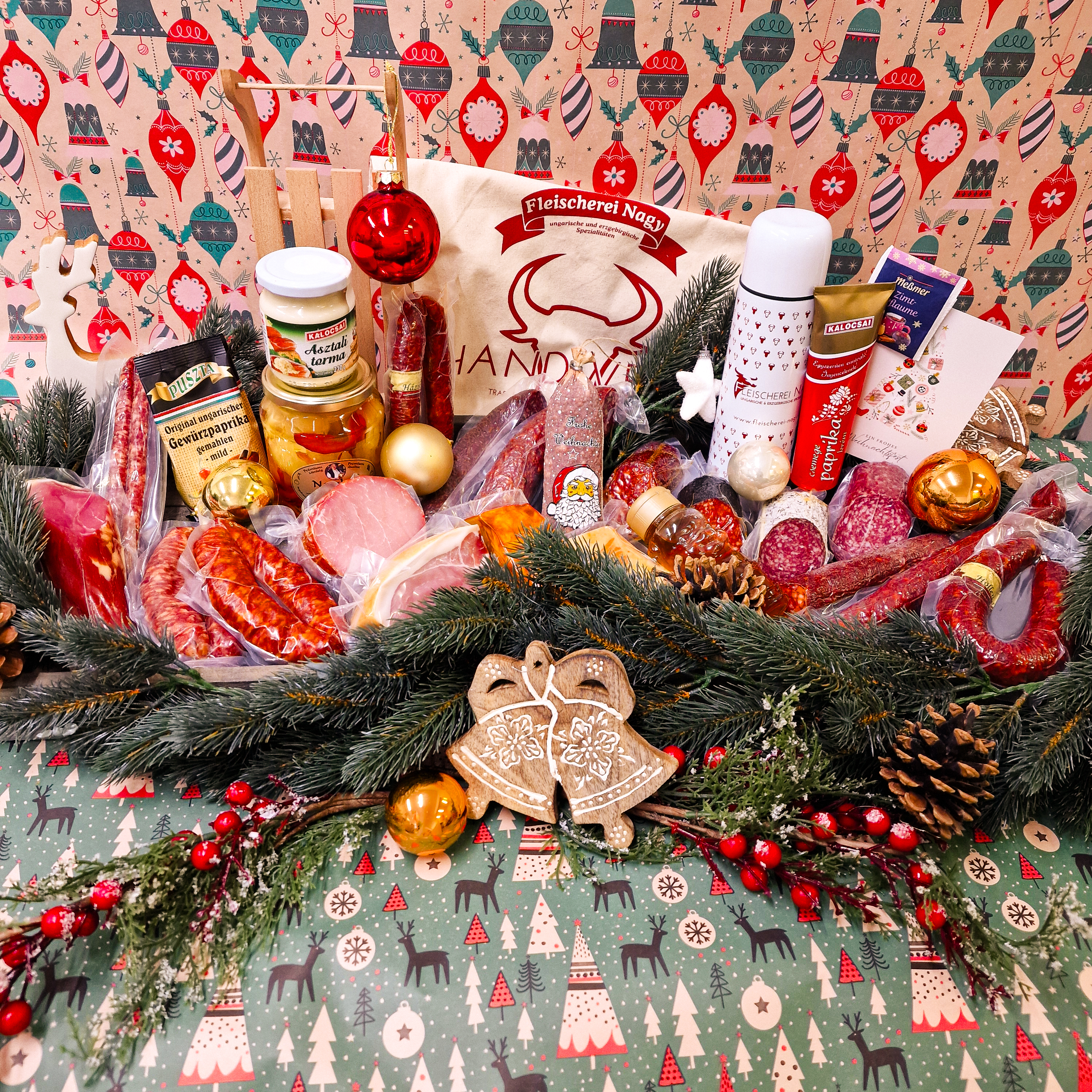Wurstspezialitäten - Adventskalender mit weihnachtlicher Dekoration.