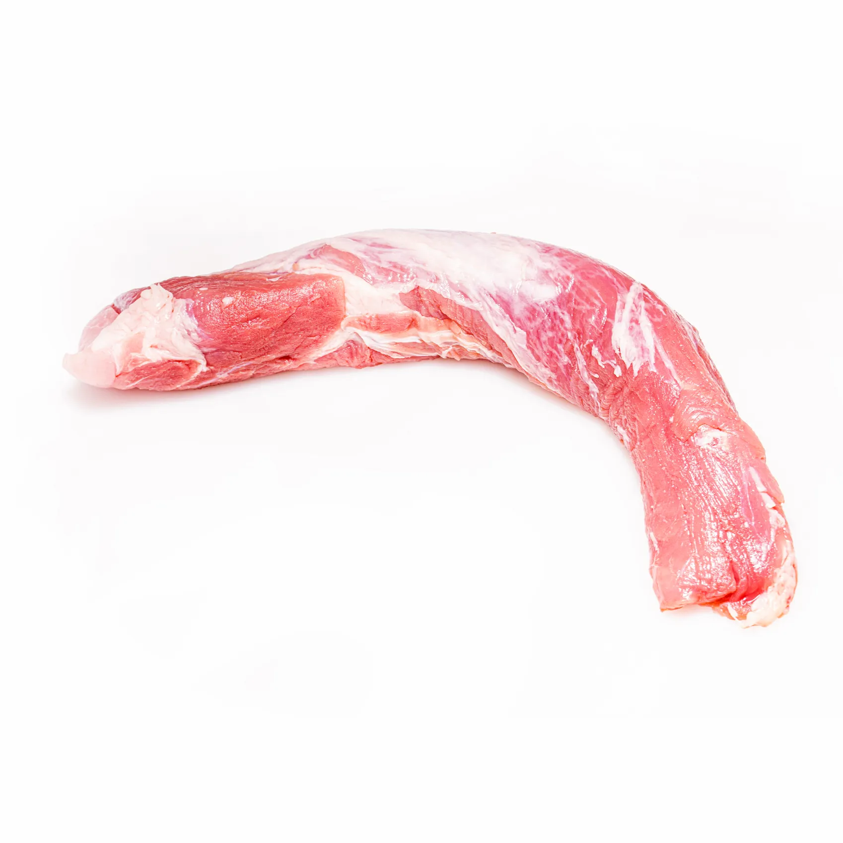 Zartes Mangalitza Schweinefilet am Stück auf weißem Hintergrund.