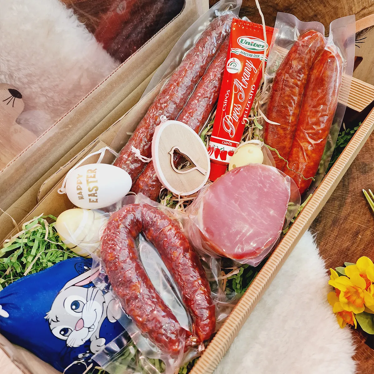 Präsentbox für Ostern mit Rollschinken, Paprikaknacker, Höllenwurst und Gulaschcreme.