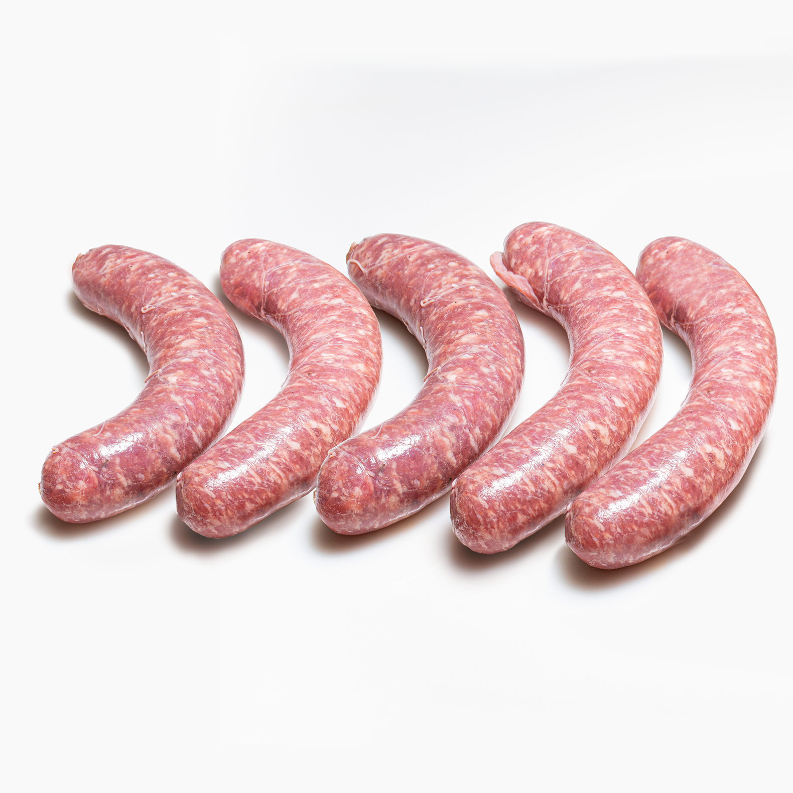 Frische grobe Bratwurst aufgereiht auf weißem Hintergrund.