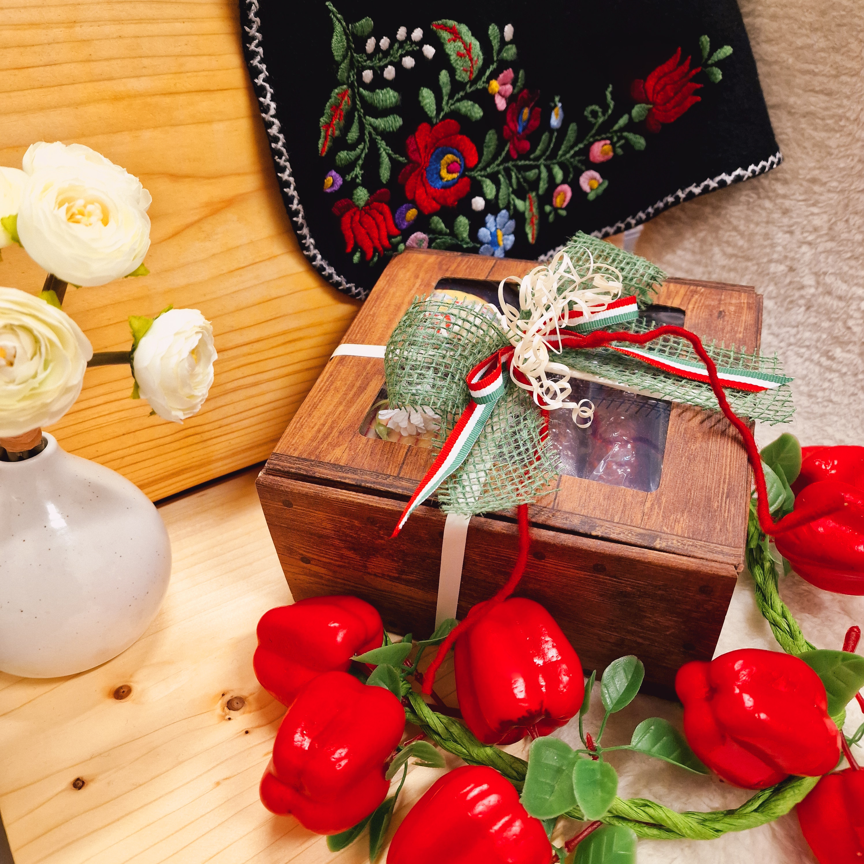 Geschenkbox mit Wurstspezialitäten aus dem Erzgebirge als Inhalt, verpackt.