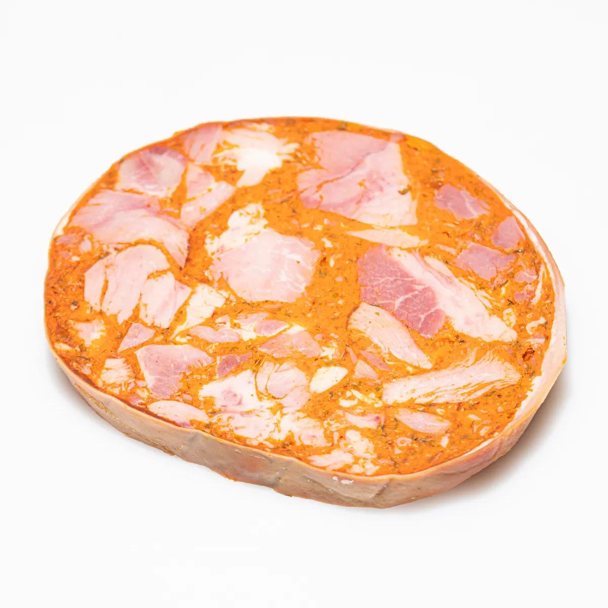 Jetzt die original ungarische Sülze bestellen! Eine Scheibe ungarische Sülze auf weißem Hintergrund.