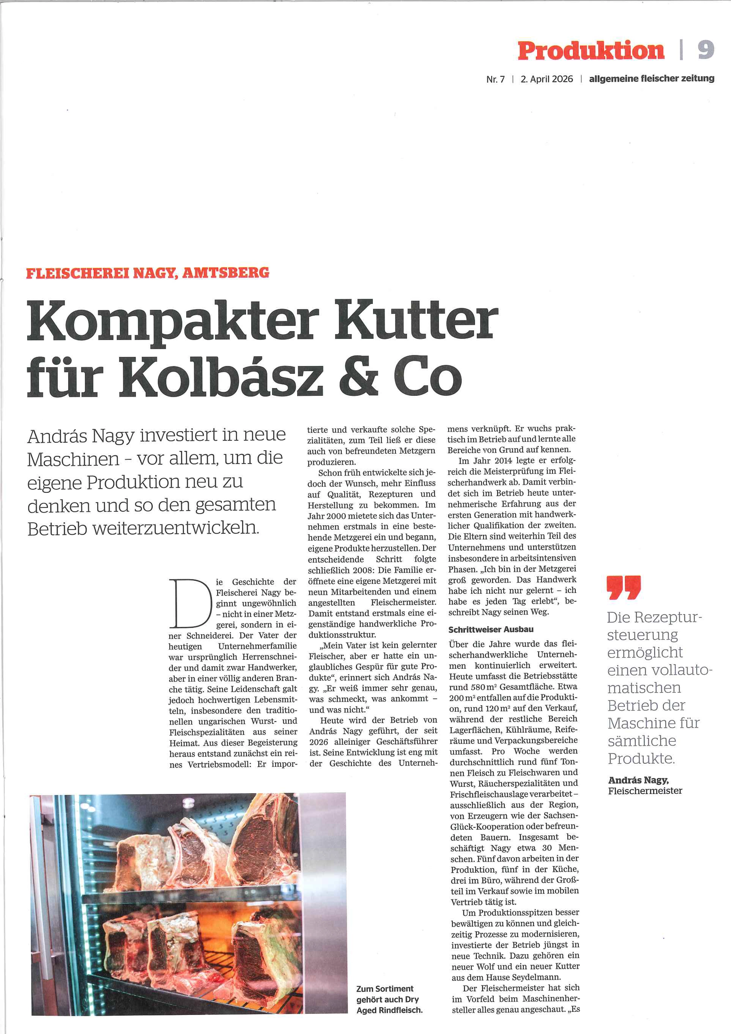 Neben dem Text ist ein Bild vom Dry Age-Schrank, wo mehrere Stücke Rindfleisch drin liegen, mit der Textunterschrift "Zum Sortiment gehört auch Dry Aged Rindfleisch.". Neben dem Artikeltext eine Anmerkung von András Nagy, Fleischermeister: "Die Rezepturst