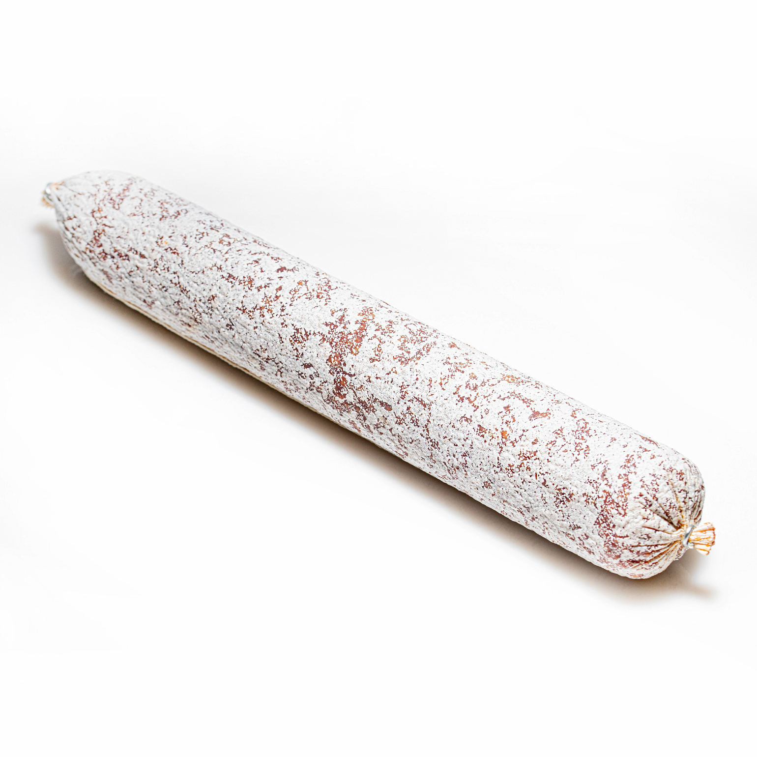 Mangalitza-Salami in groß vor weißem Hintergrund.