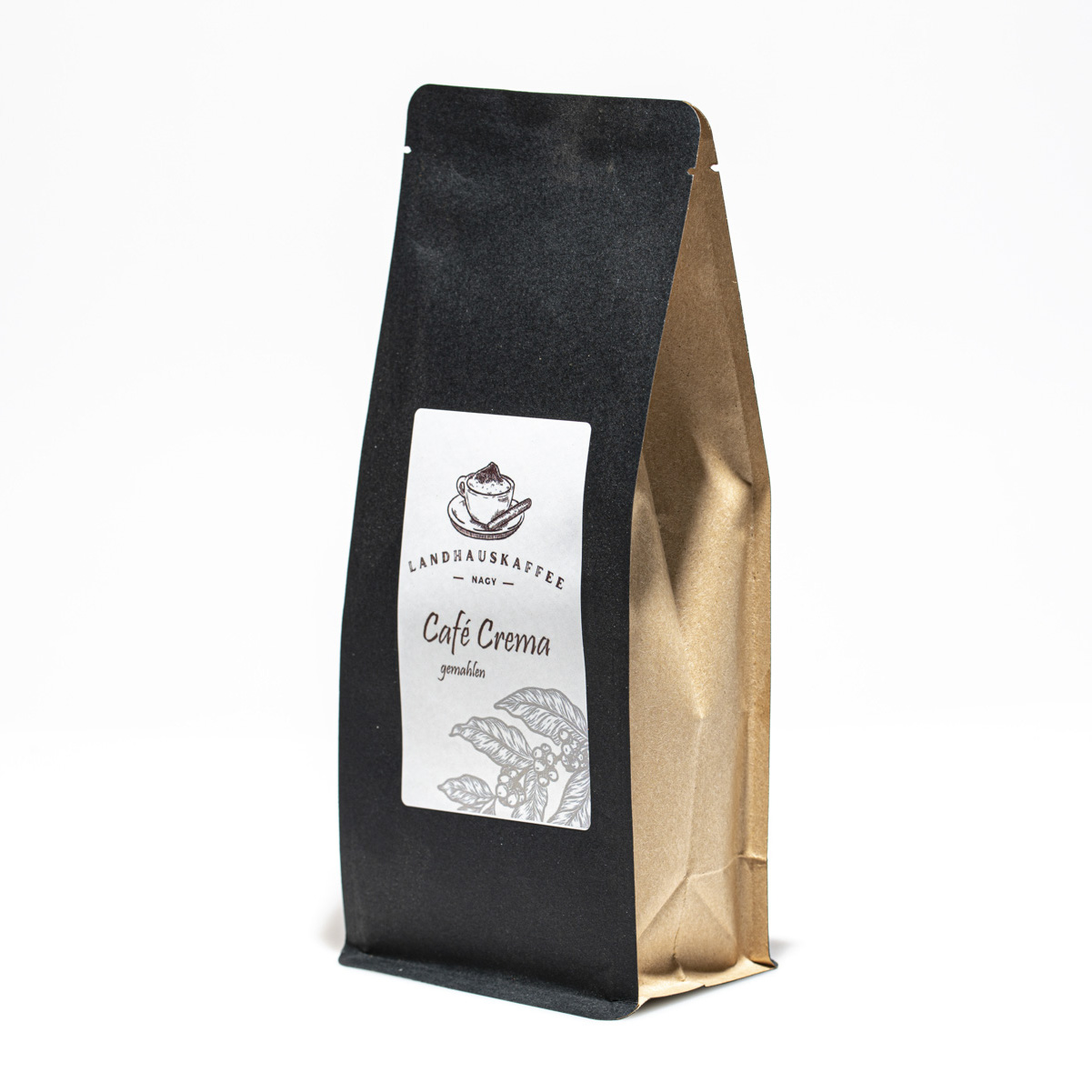 Schwarze Tüte mit gemahlenem Kaffee als Inhalt.