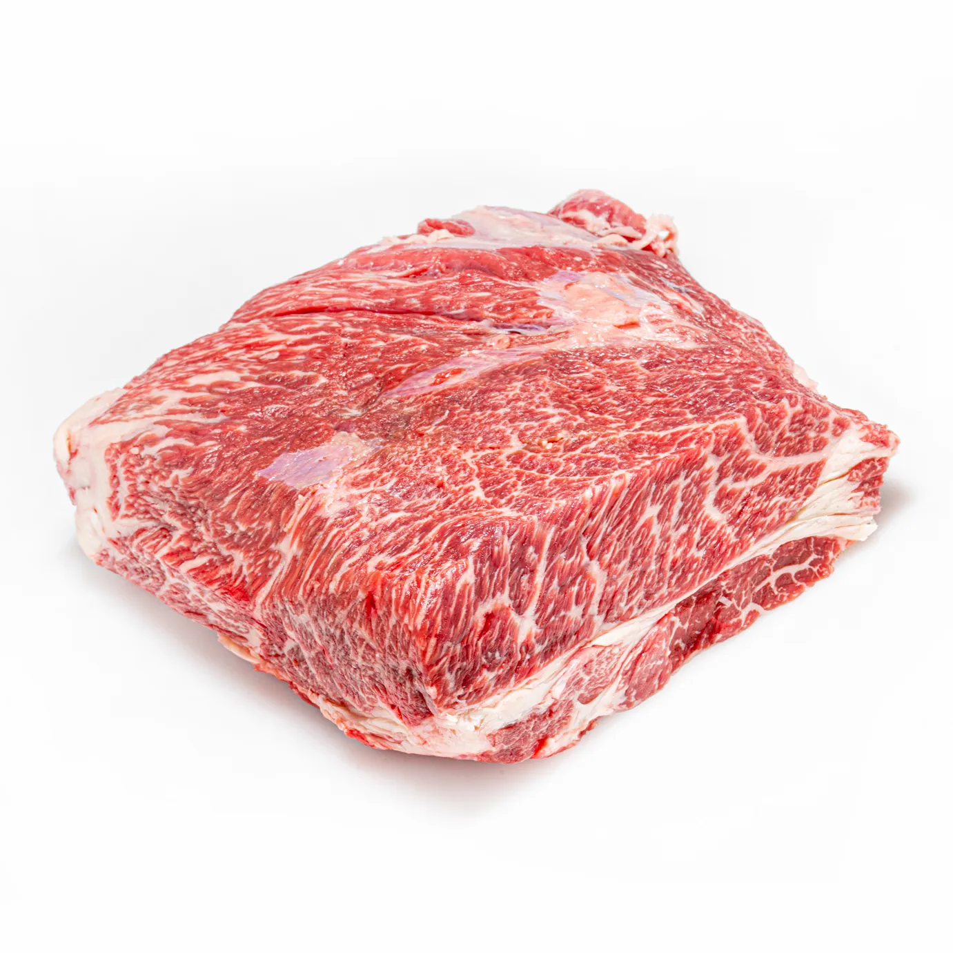 Großes Stück gut marmorierte Rinderbrust Brisket vom Angus Rind auf weißem Hintergrund.