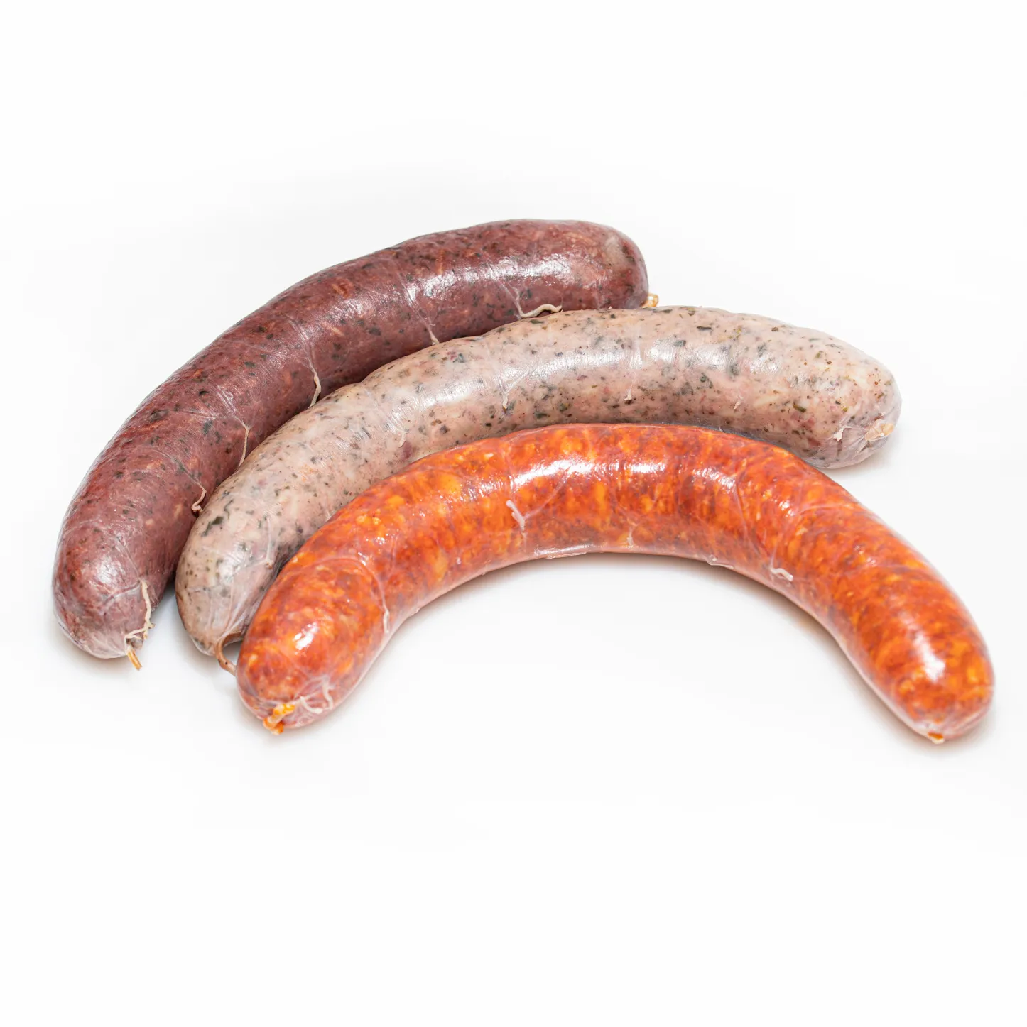 Ungarische Wurst zum Grillen - Hurka Leber, Hurka Blut und Kolbaszschön nebeneinander angerichtet auf weißem Hintergrund.