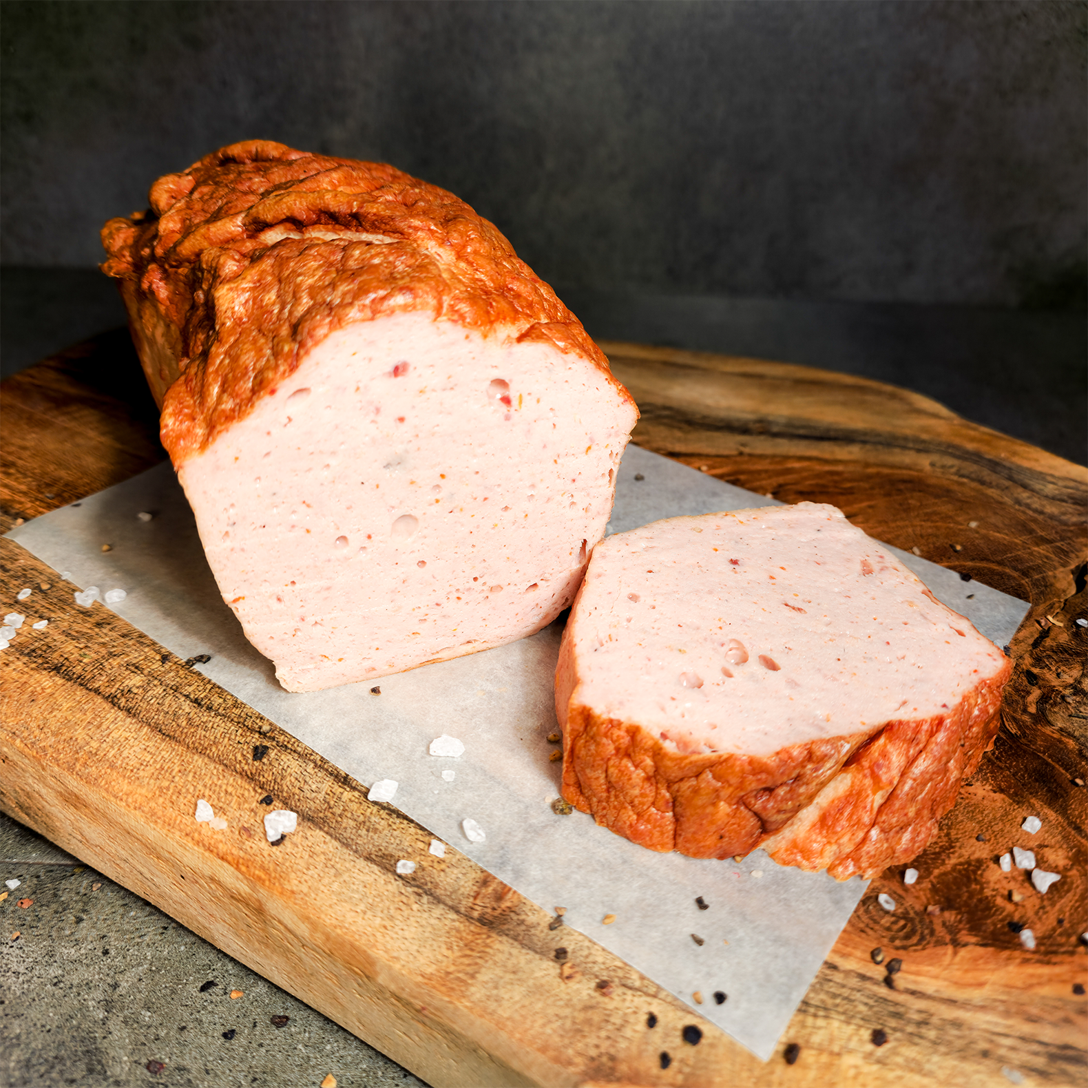 Feiner Wiegebraten online bestellen. Feiner Wiegebraten aufgeschnitten auf einem Holzbrett.