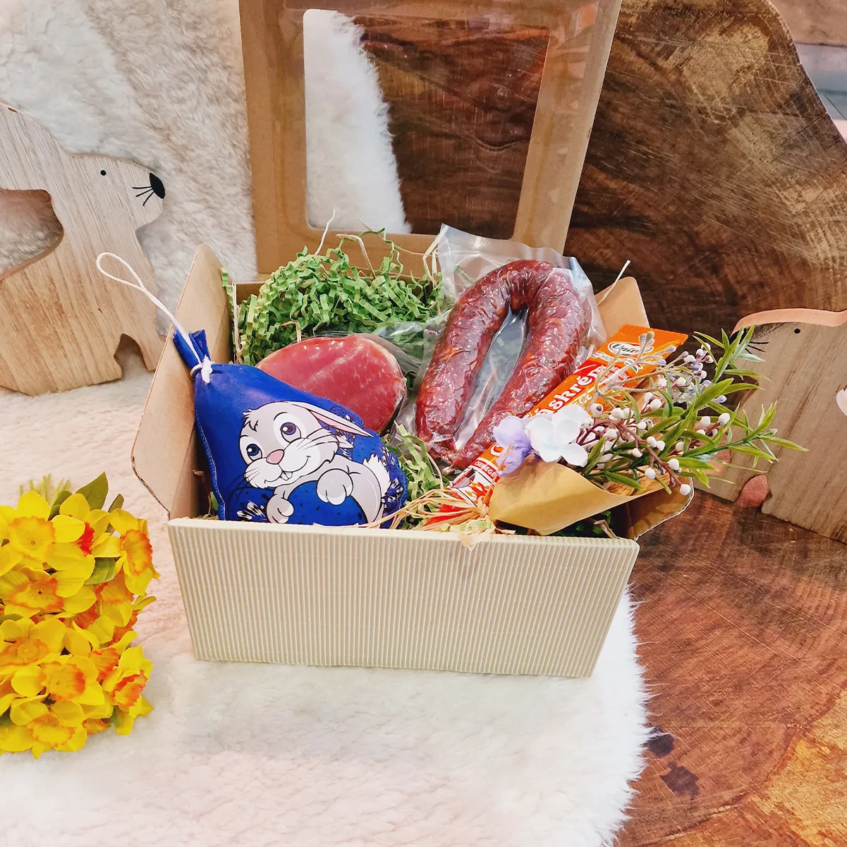 Würzige Wurstspezialitäten wie Rollschinken und Höllenwurst sowie scharfe Gulaschcreme als Osterpräsentbox.