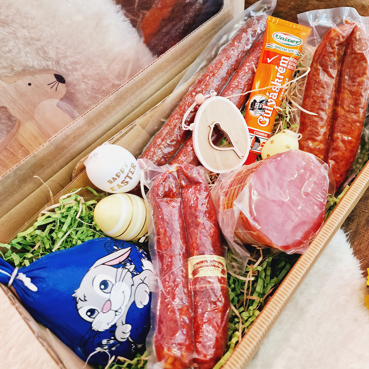 Ostergenuss Box Präsent online kaufen! Präsentbox für Ostern mit Feinkost wie Wurstspezialitäten und Gulaschcreme.