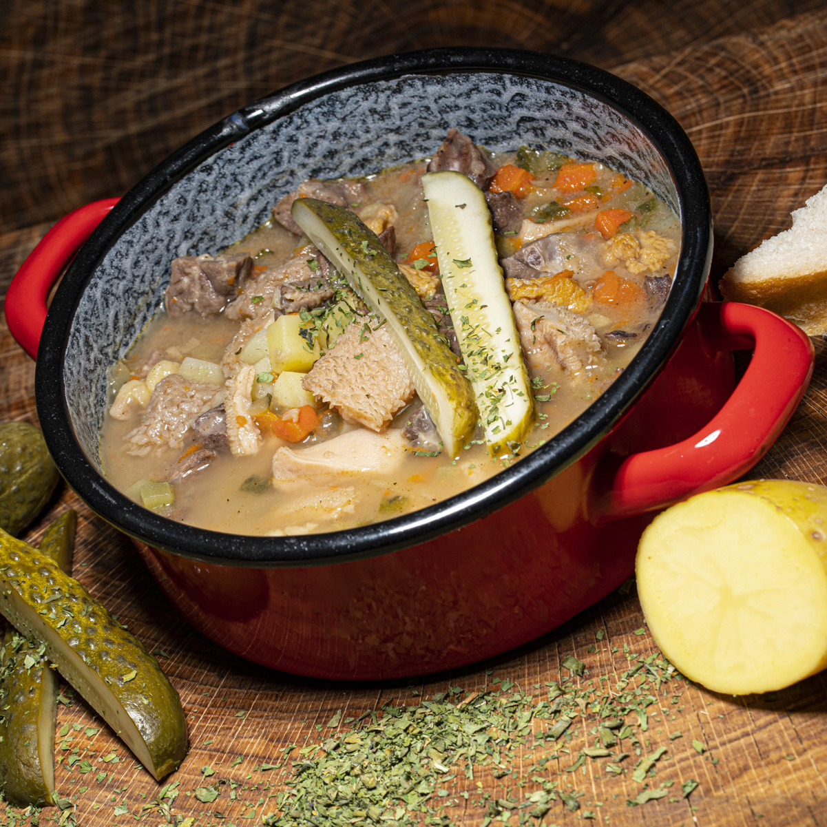 Hausgemachte Flecke mit Gewürzgurken und Fleisch im Kochtopf.