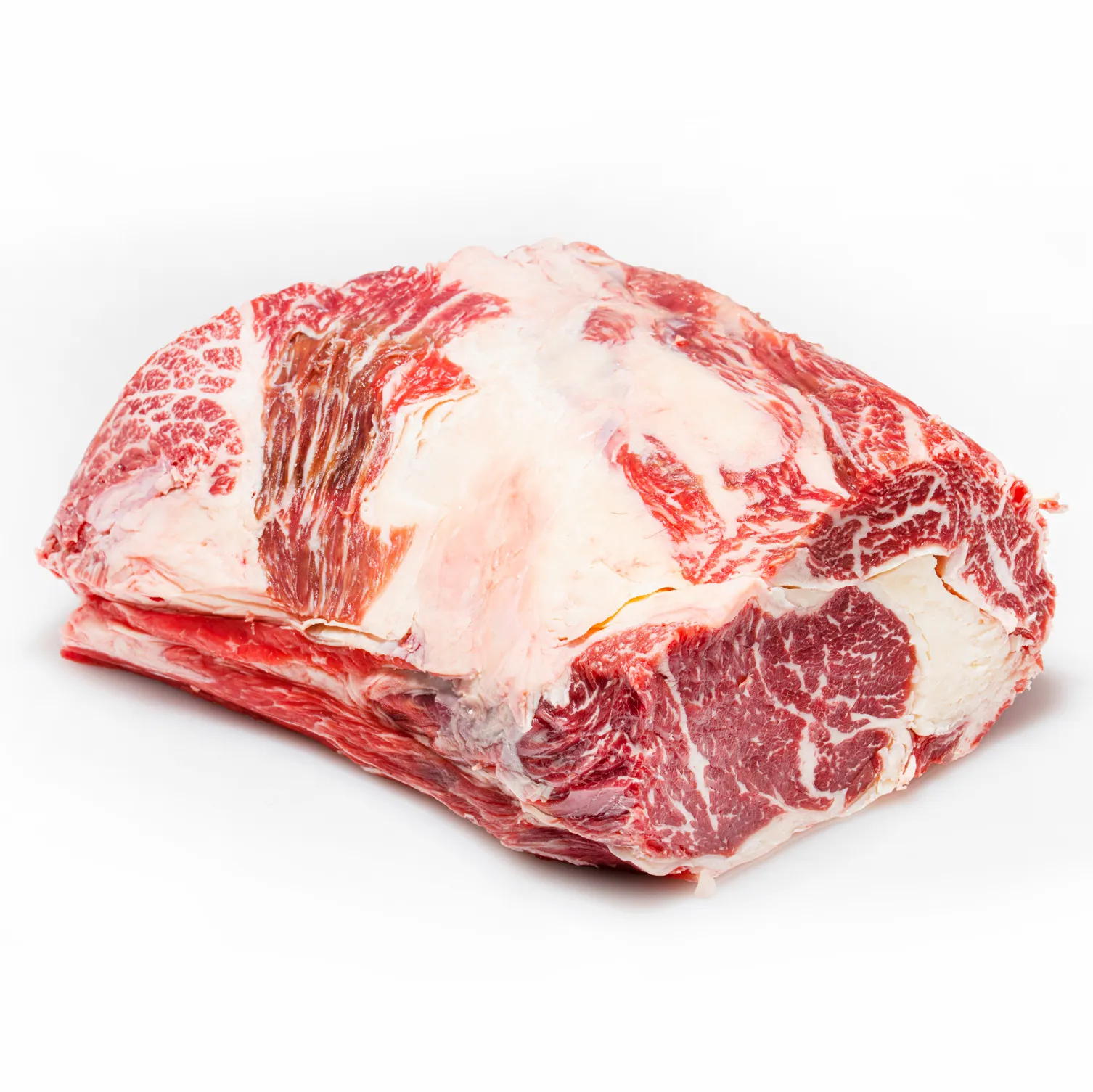 Ribeye Steak vom Angus Rind im Anschnitt auf weißem Hintergrund, das Fettauge ist gut zu sehen sowie die Fleischmaserung.