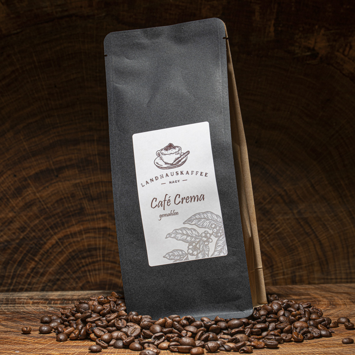 Schwarze Tüte mit gemahlenem Kaffee in Szene gesetzt.