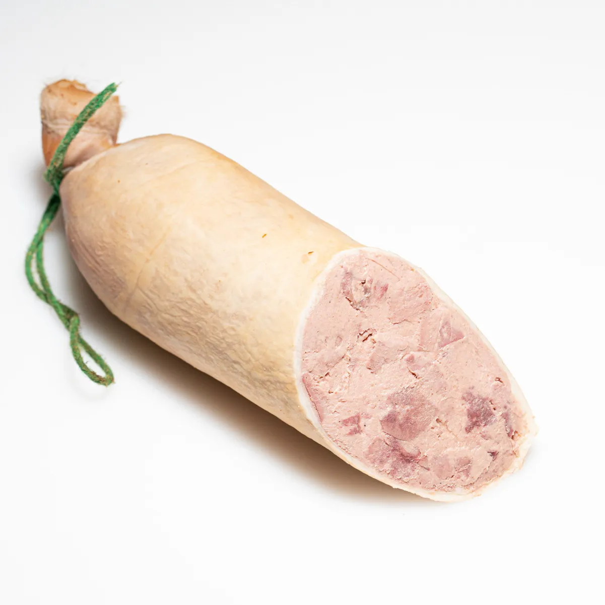 Die Kasslerleberwurst zart und mit feinen Leberstückchen - unbedingt probieren! Endstück der Kasslerleberwurst mit Anschnittfläche nach vorn auf weißem Hintergrund.
