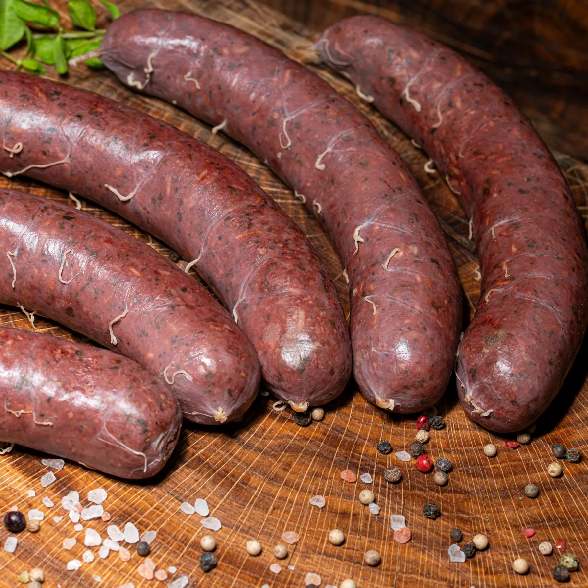 Leckere Hurka Reiswurst Blutwurst fünf Stück auf Holzbrett.