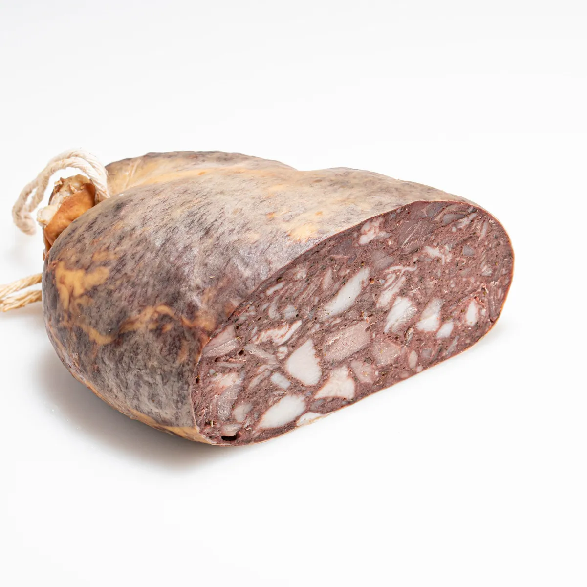 Hausmacher Blutwurst geräuchert, angeschnitten auf weißem Hintergrund.