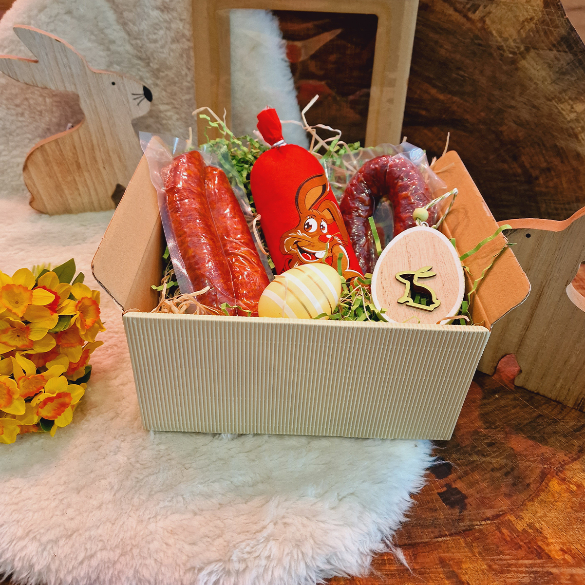 Ostergeschenk mit scharfen Wurstwaren wie Paprikaknacker und Höllenwurst.