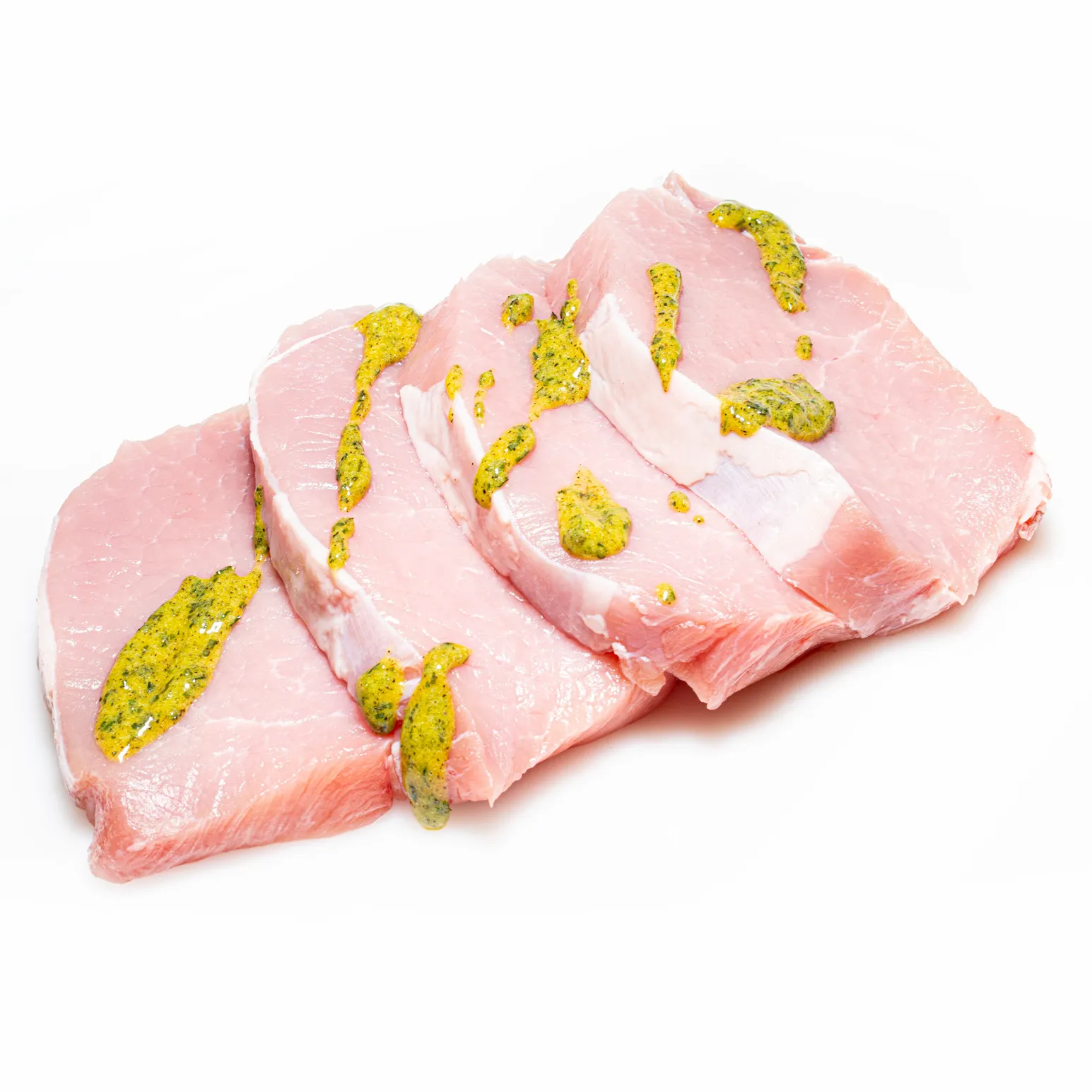 4x Schweinerückensteak in Kräutermarinade zum Grillen, auf weißem Hintergrund.