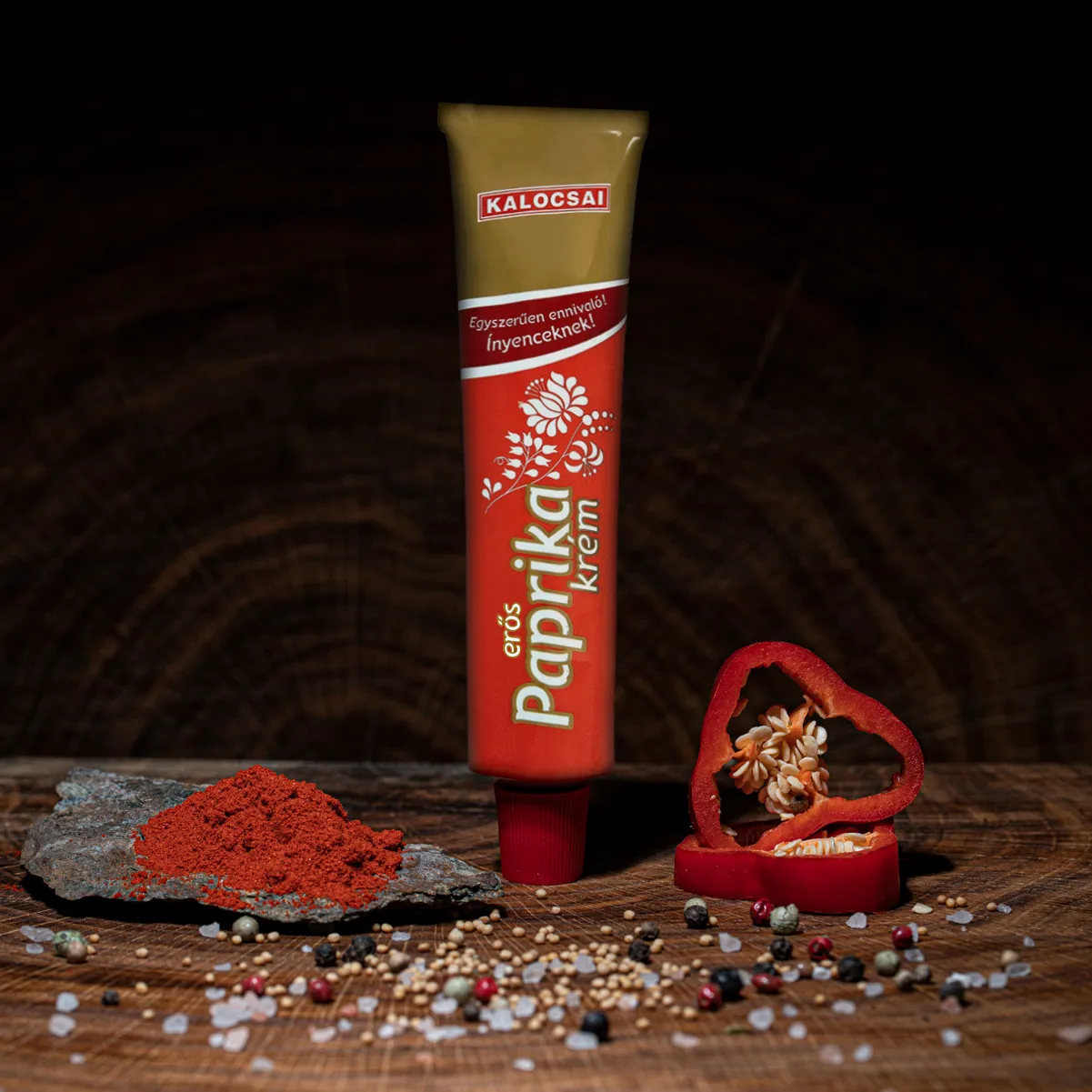 Kalocsai ungarische Paprikacreme scharf jetzt kaufen. Kalocsai ungarische Paprikacreme scharf Tube auf Holztisch.