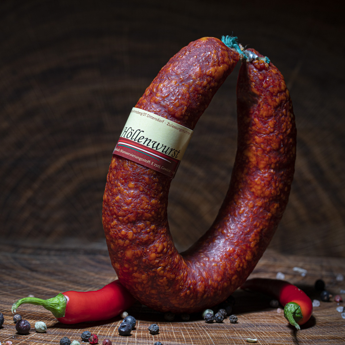 Scharfe Höllenwurst auf Tischplatte.