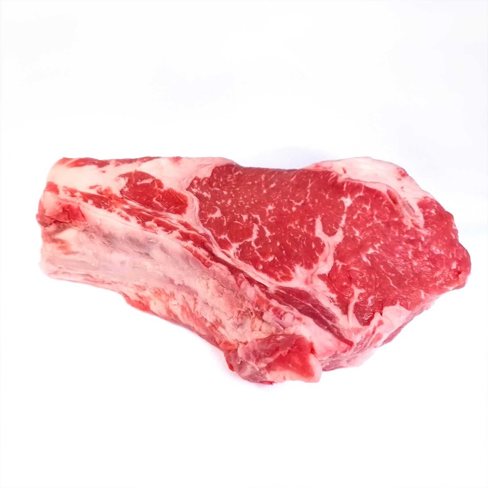 Cowboy Steak vom Angus Rind mit Knochen auf weißem Hintergrund.