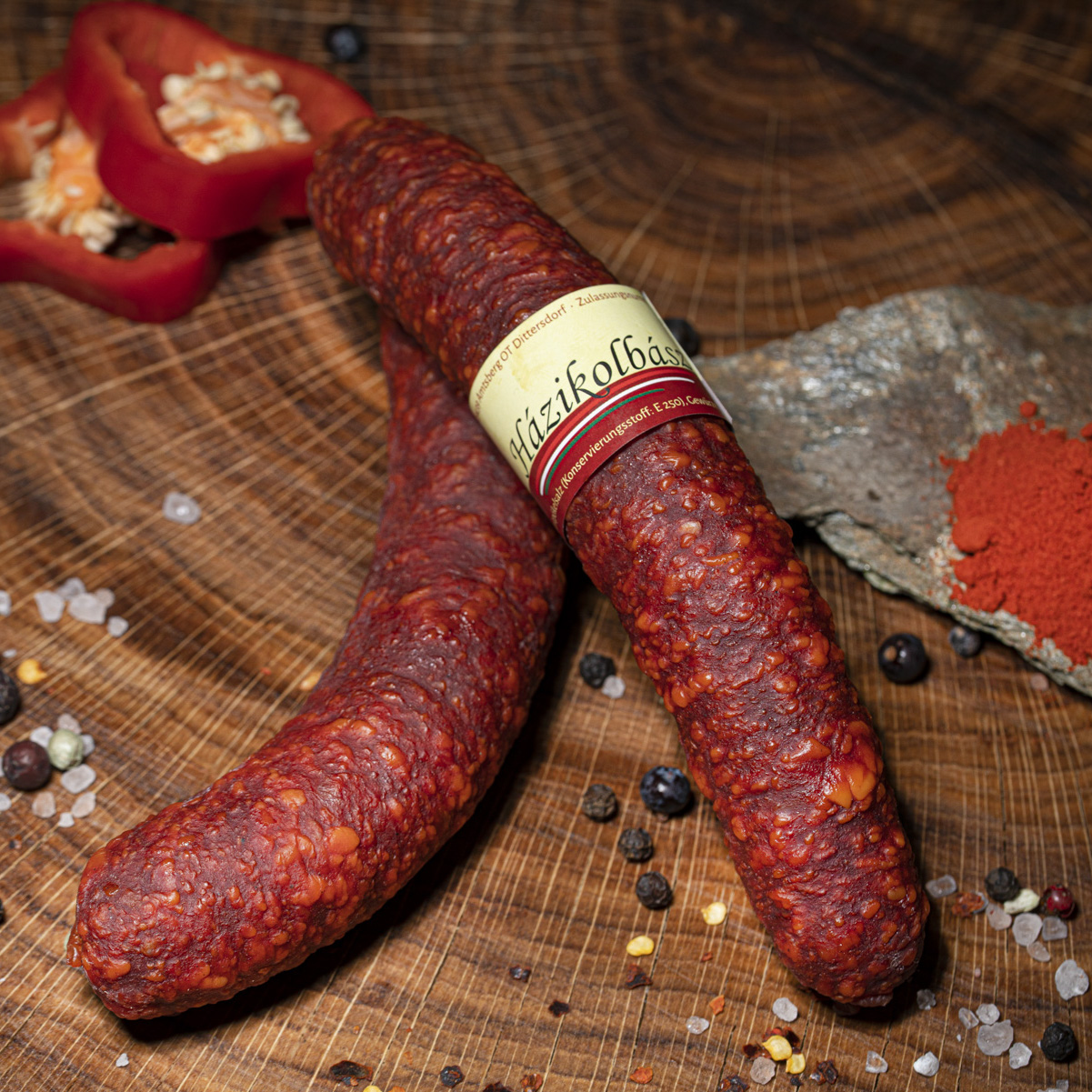 Ungarische Wurst Haszikolbasz mit Deko auf Tischplatte.