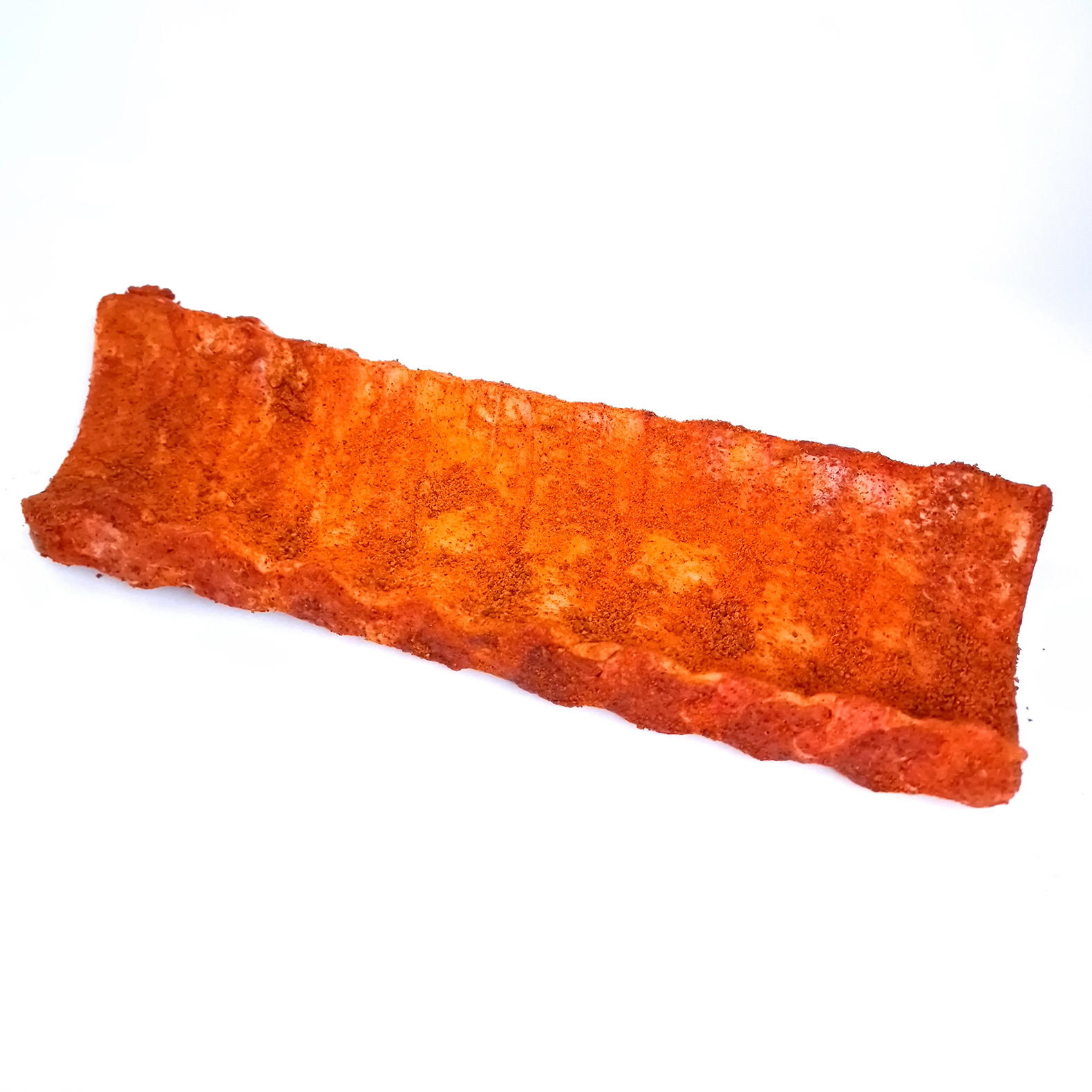 BBQ Spare Ribs mit hauseigenem Rub auf weißem Hintergrund.