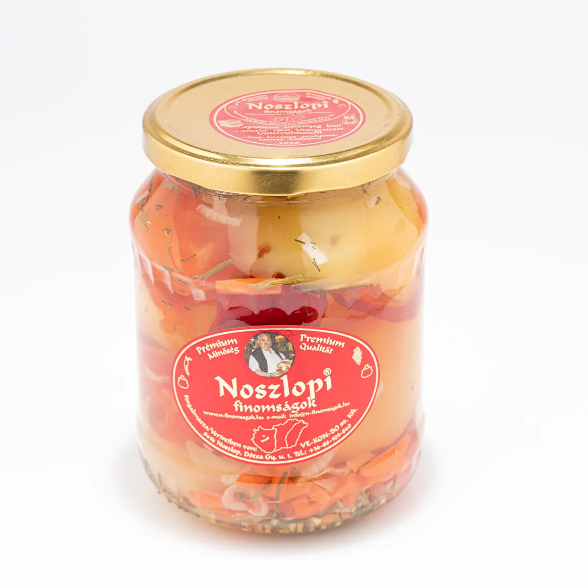 Noszlopi ungarisches Apfelpaprika in scharf im Glas jetzt probieren. Noszlopi ungarisches Apfelpaprika in scharf im Glas auf weißem Hintergrund.