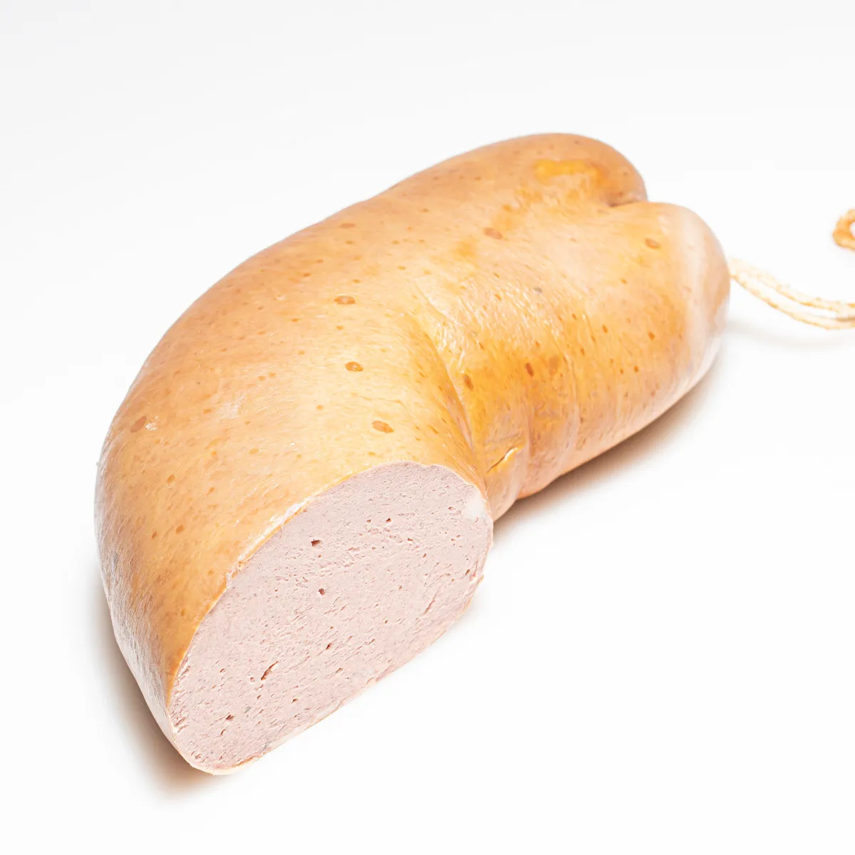 Unsere feine Leberwurst, ganz zart und lecker. Angeschnittene feine Leberwurst auf weißem Hintergrund.