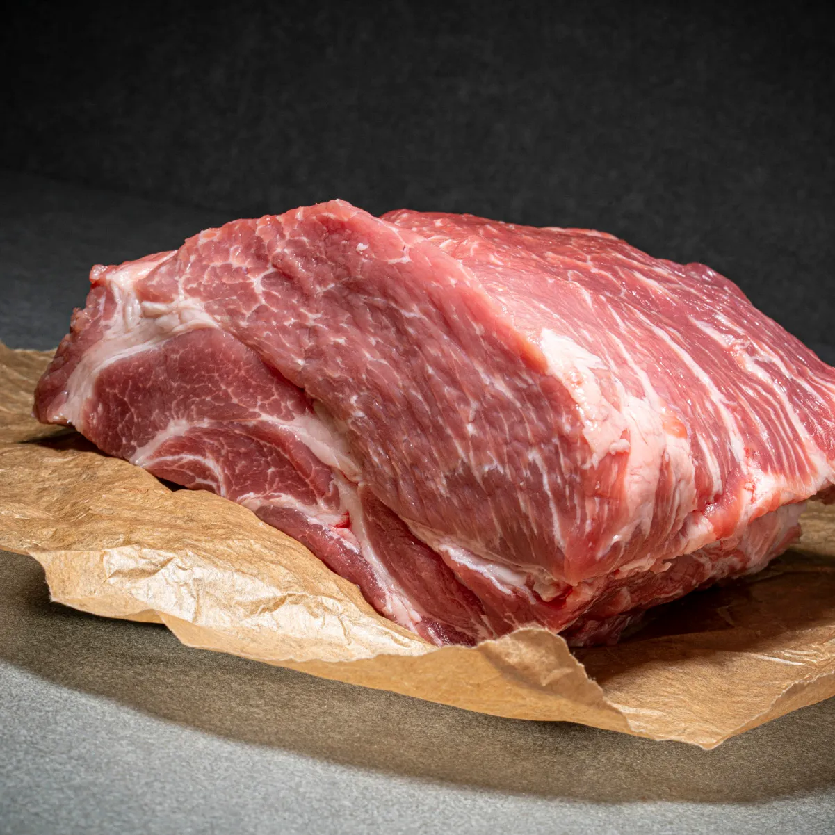 Schweinekamm, schön durchwachsen auf Fleischpapier!