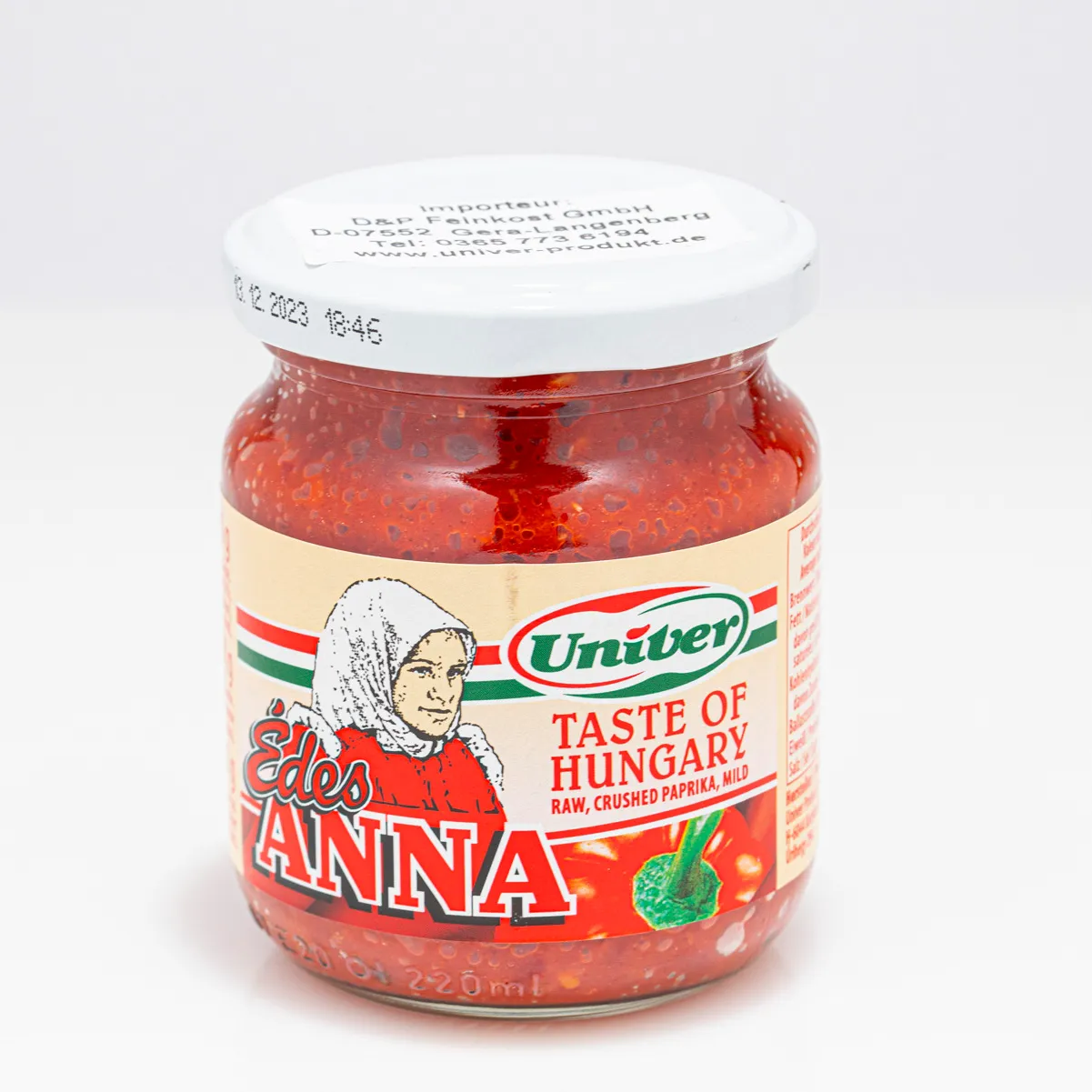 Ungarische Paprikacreme "süße Anna" bestellen. Ungarische Paprikacreme "süße Anna" mit einer Chilischote auf weißem Hintergrund.