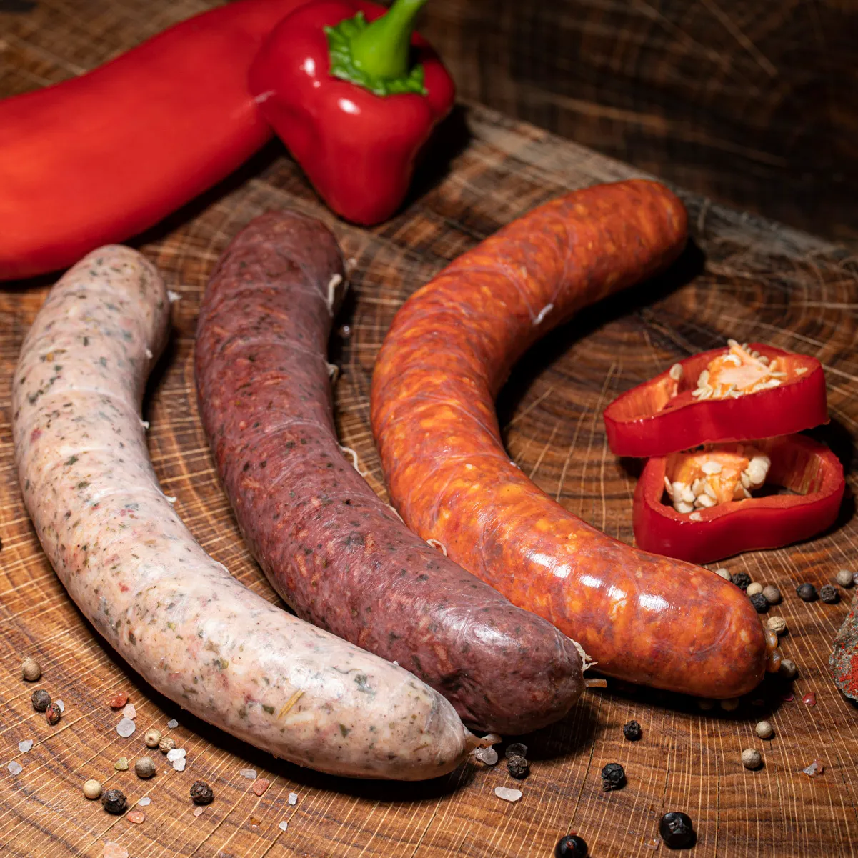 Ungarische Wurst zum Grillen - Hurka Leber, Hurka Blut und Kolbaszschön nebeneinander angerichtet auf einem Holzbrett.